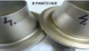 左：摩根STELUX清理后工件表面，右：欧洲某品牌不锈钢丸清理后工件表面