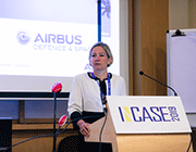 来自空中客车公司的 Elke Hombergsmeier 发表演讲