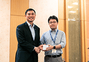 来自A*STAR的Tan Sze Wee教授向技术委员会成员兼主题演讲嘉宾Takashi Sato赠送礼物
