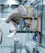 图1：杜尔生产的第13,000台机器人将在韩国的通用汽车工厂用于乘用车的内部喷涂。借助七轴动力学，它甚至可以毫不费力地达到难以触及的位置。