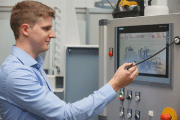 Christopher Fritz Dietrich是负责车间规划和组织的项目工程师，他展示了在排列有序的大屏上进行操作的便捷性