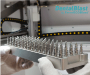 图3：一个装有种植体的托盘在FerroECOBlast®的DentalBlast 900中等待表面处理