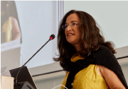 Emmanuelle Rouhaud在进行有关SMAT的会议报告