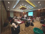 MFN培训师Rishabh K. Shah在教室里教学
