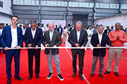 从左到右：Winoa印度公司总裁Joan Samuel、Winoa首席执行官Ramesh Krishnan、2Effe Engineering S.r.l首席执行官Gianpaolo Marconi、Winoa-2Effe Surface Solution SAS总裁Thierry Fradin、Sinto集团总裁Atsushi Nagai-san、Winoa Abrasives India Pvt. Ltd.总经理Amrendra Kumar