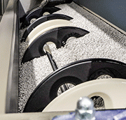 龙门系统会将装有原始工件的装夹框架自动降放在槽体中的导轨上，使框架能够在磨料中自由旋转。抛光周期完成后，框架可被全自动取出。