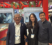 从左至右：S.H. Tan，新加坡Abrasive Engineering执行主席；Rosanne Baiker，瑞士Metal Finishing News(MFN)总经理；陈小虎，中国昆山开信精工机械股份有限公司首席执行官。